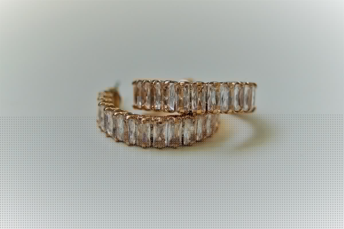 Boucle d'oreille en or rangée dans un écrin