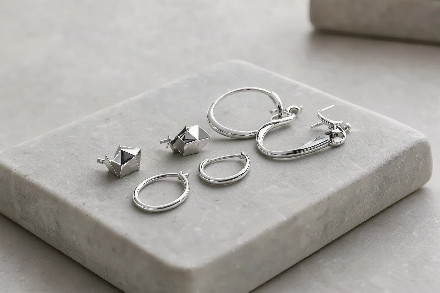 Boucles d'oreilles en argent sterling sur une plinthe de pierre claire